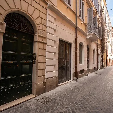 Family In Via Del Corso Central Rome